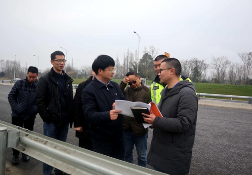 20190225温江区副区长鄢光忠调研成都绕城高速永宁收费站_副本.jpg