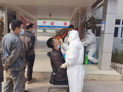 仁沐公司组织部分返乡民工核酸检测1.jpg