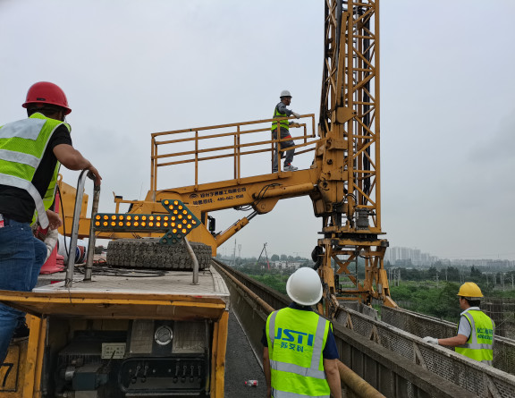 no211-成南公司迎接2020年度国家公路网技术状况监测重点桥隧监测检查1（谢龙华）.jpg