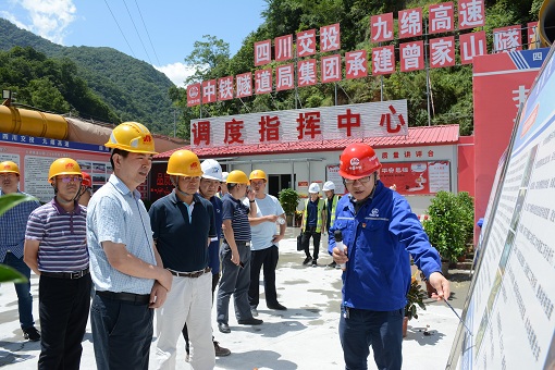 川高公司郜进良调研九绵高速33、24标1.png