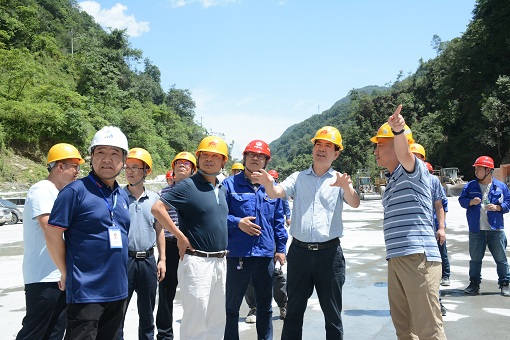 川高公司郜进良调研九绵高速33、24标2.jpg