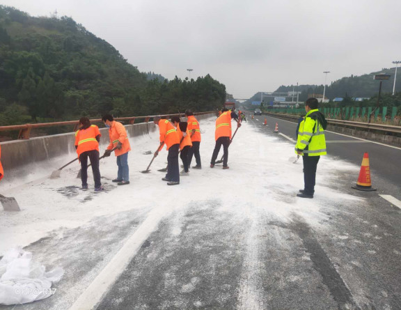 no303-成南公司及时处置遂渝路K307+100危化品泄露事故1.jpg