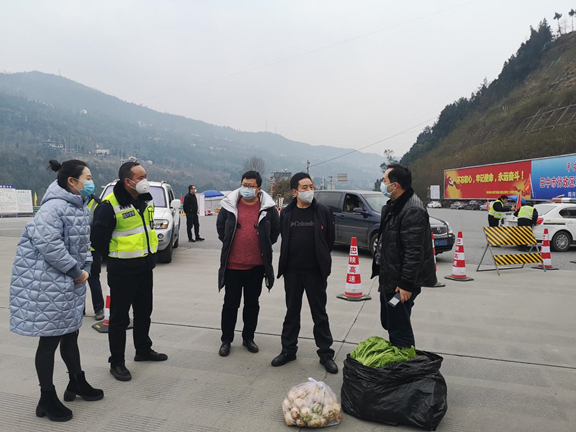 公司党委书记、董事长、总经理韩瑀萱为一线职工送去新鲜蔬菜_副本.jpg