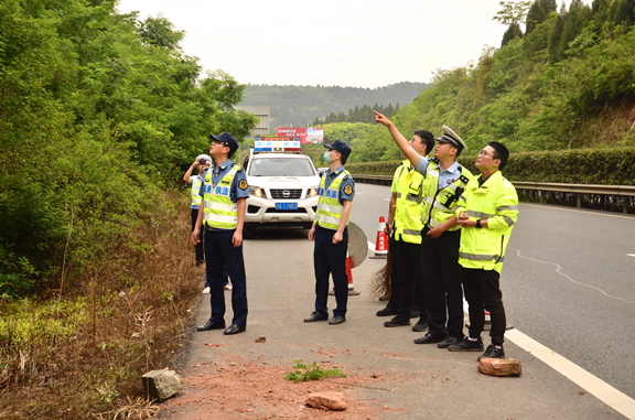 防震减灾 警钟长鸣——广南高速开展防震减灾应急抢险实战演练2.JPG