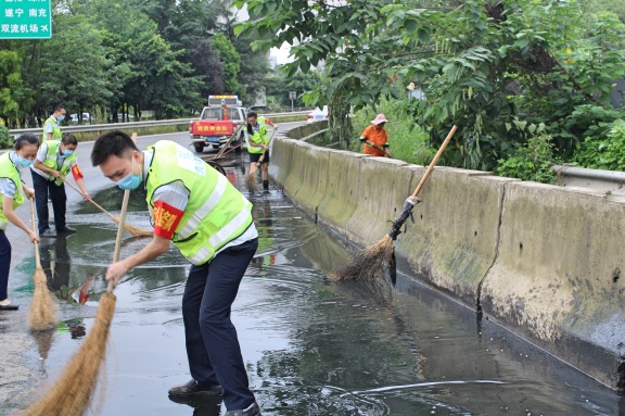 20200816成都绕城高速公路全力抢险 保障高速公路汛期安全2_F.jpg