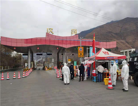 1.31+雅西公司防控疫情和春运保通“两不误”（站口疫情联防联控点）_副本.jpg