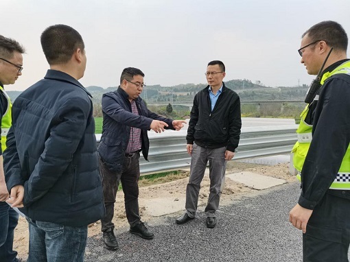 绵九公司董事长曾杰组织现场办公会解决营运路段建设遗留问题 -1.jpg