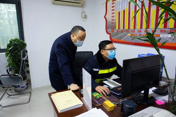 广南公司纪委对收费站及服务区进行专项督查.jpg
