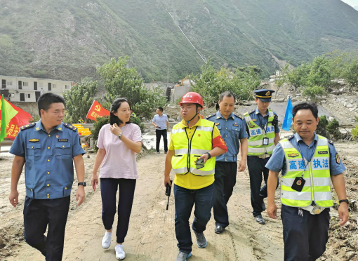 20190822厅高管局纪委书记、副局长黄健赴都汶高速“8.20”泥石流抢险现场指导安全工作.png