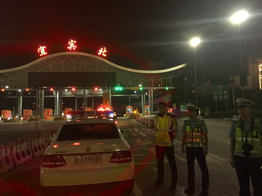 通宵坚守 内宜人确保高速畅通 (9).jpg