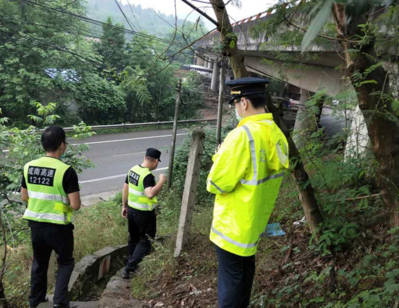 no139-成南公司联合交通执法部门开展汛期桥下空间安全隐患专项排查整治行动（严婷）.jpg
