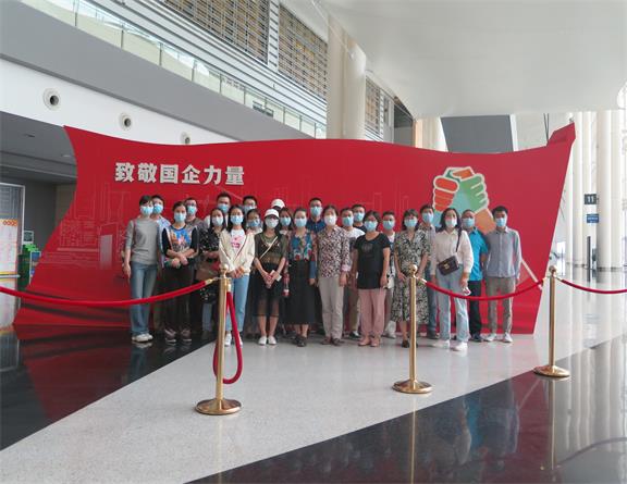 20200513咨询公司组织参观四川省国资国企战“疫“图片展.jpg