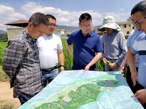 2019.5.8川高公司党委副书记、董事但勇一行实地调研会理康养特色小镇项目.jpg