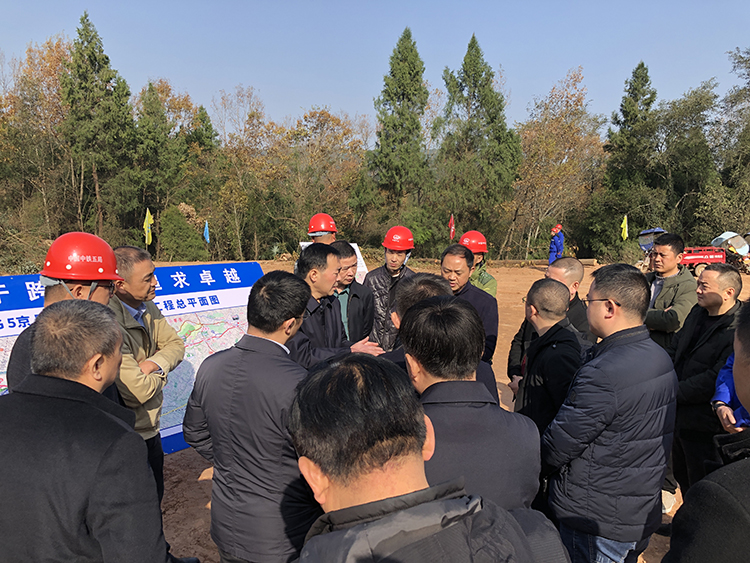 伍荣华市长调研原图2.jpg