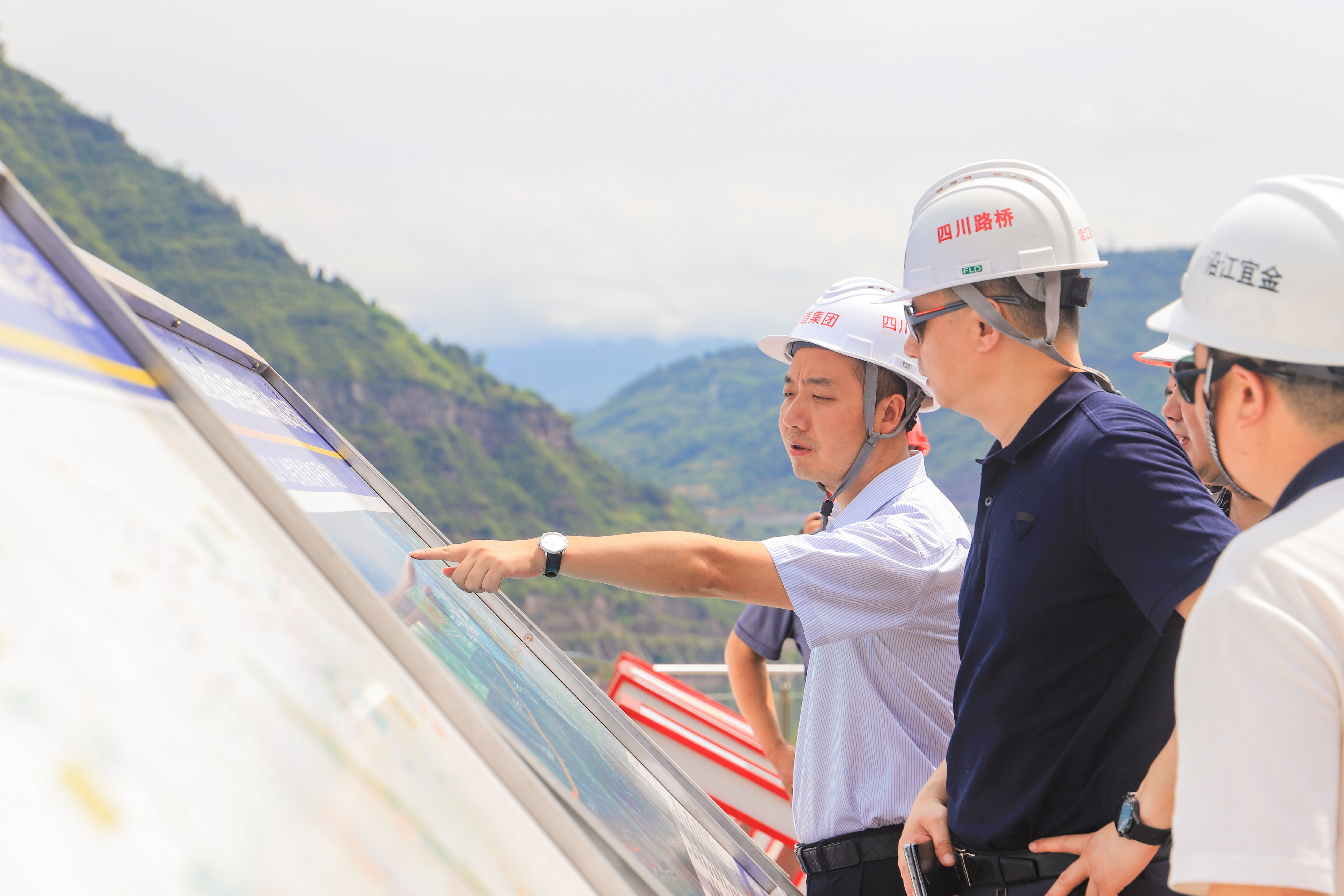 8月26日,蜀道集团审计工作部部长赵帅一行到沿江高速宜金段检查指导工作.jpg