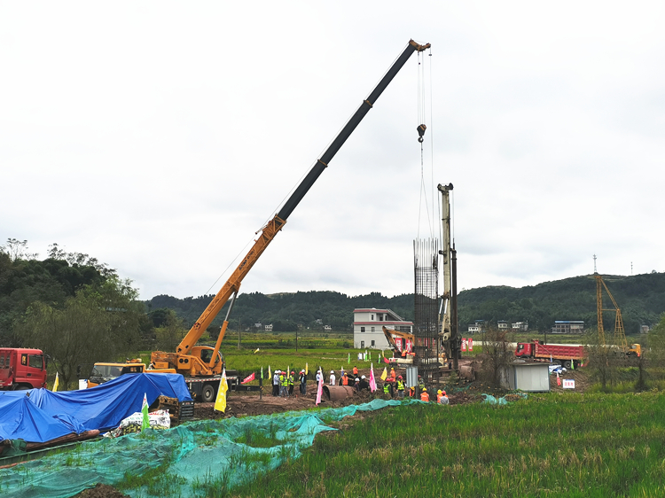 开梁高速（四川境）杨家桥大桥首根桩基钢筋笼下放_副本.jpg