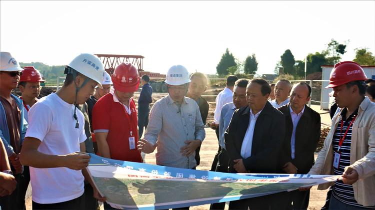 达州市人大副主任王成调研开梁高速项目建设_副本.jpg