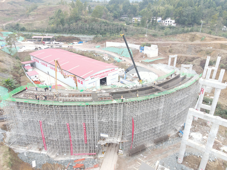 決戰(zhàn)四季度 大干一百天 開梁高速開江東樞紐互通建設(shè)新進(jìn)展 (1)_副本.jpg