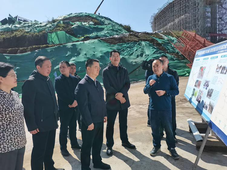 达州市人大主任邓瑜华调研开梁高速（四川境）项目建设_副本.jpg