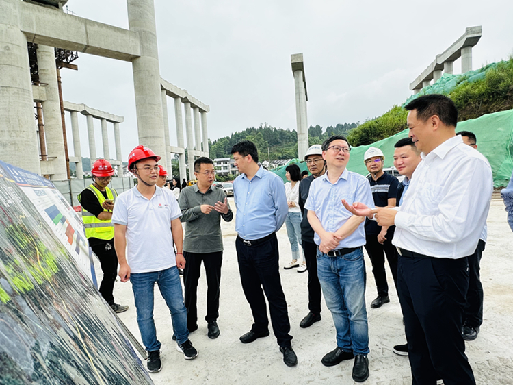 750工作组调研开梁高速（四川境）项目建设_副本.jpg
