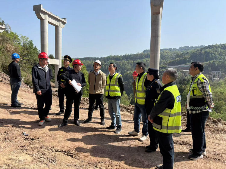 简讯照片：达陕公司党委委员、纪委书记何小宇，副总经理李祖君带队督导检查巴达高速风险隐患处治情况.jpg