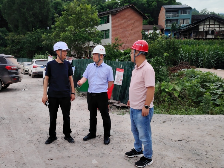 2026.06.21达陕公司党委委员、职工董事、工会主席、副总经理张智斌带队深入达州绕西高速项目开展“端午节”安全生产及建设工作.jpg
