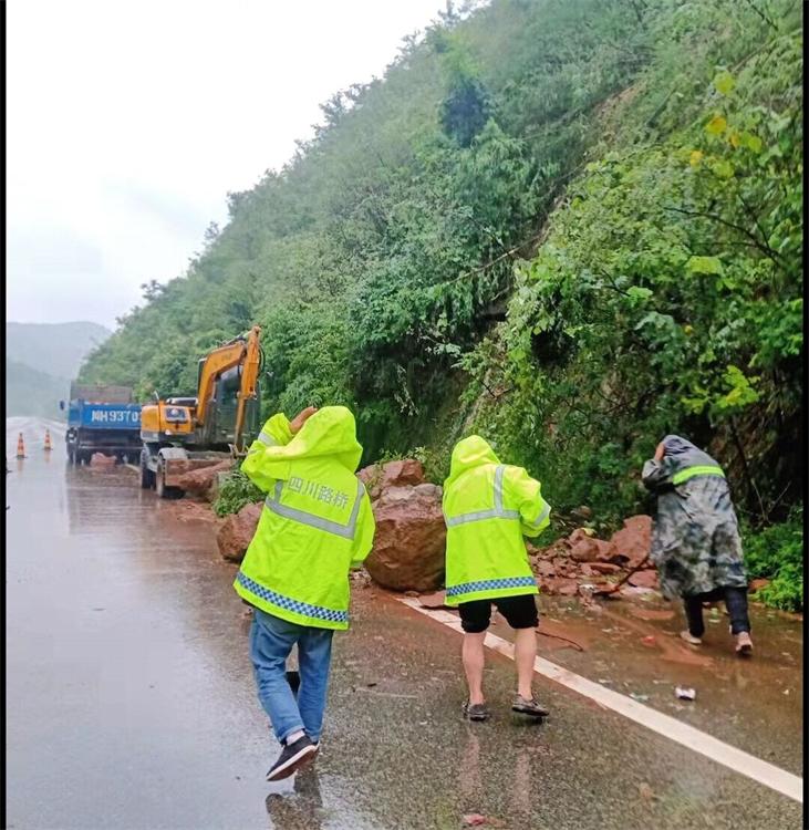 广元管理处闻讯而动快速出击，迅速处治山体落石险情.jpg