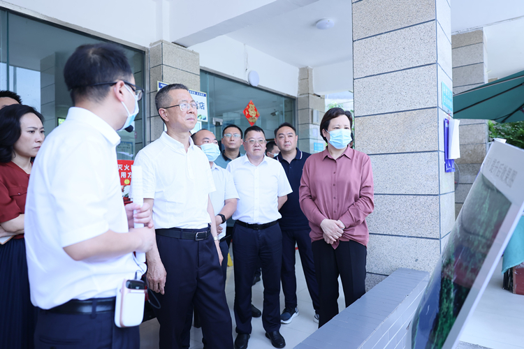 南充市人大常委会副主任沈一凡现场督导广南高速公路服务（停车）区提升工作2.JPG