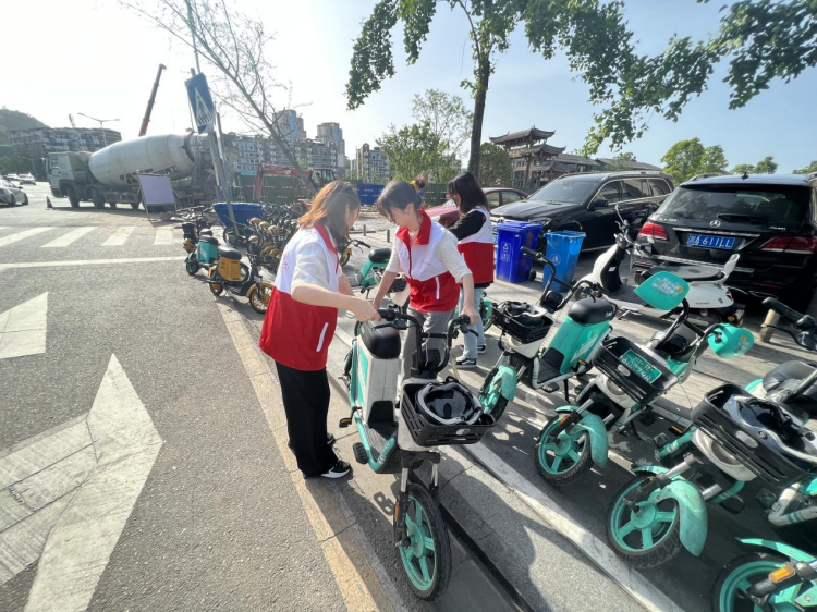 广南公司第一团支部开展“学雷锋、树新风”规范摆放电动单车志愿服务活动2.png