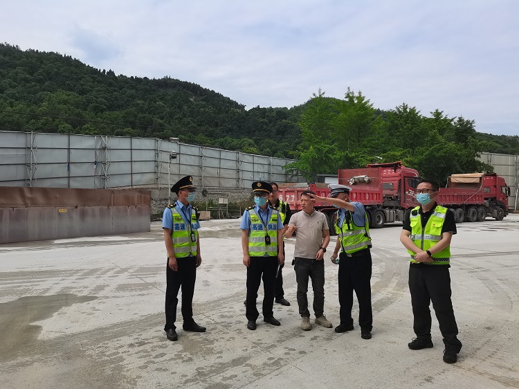 绵九公司组织开展货车“防遗洒、飘散”宣贯活动.jpg