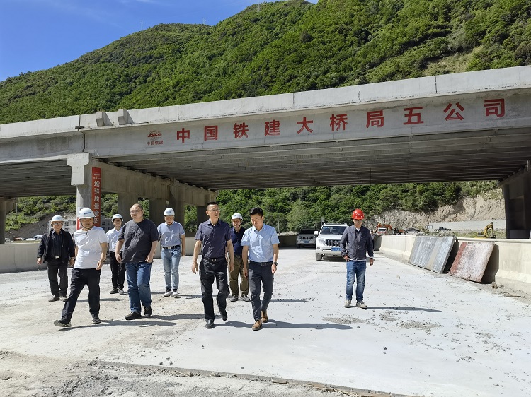 绵九公司党委书记、董事长曾杰赴九绵高速白马段、平武段检查项目建设工作.jpg