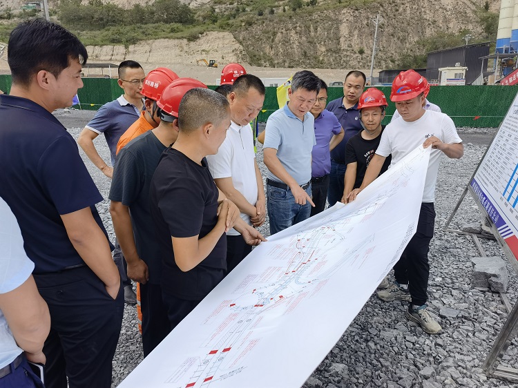 川高公司党委书记、董事长何刚督导检查九绵高速建设推进情况.jpg