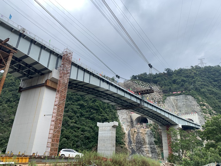 九绵高速桂溪大桥右幅钢混组合连续梁顺利合拢-2.jpg