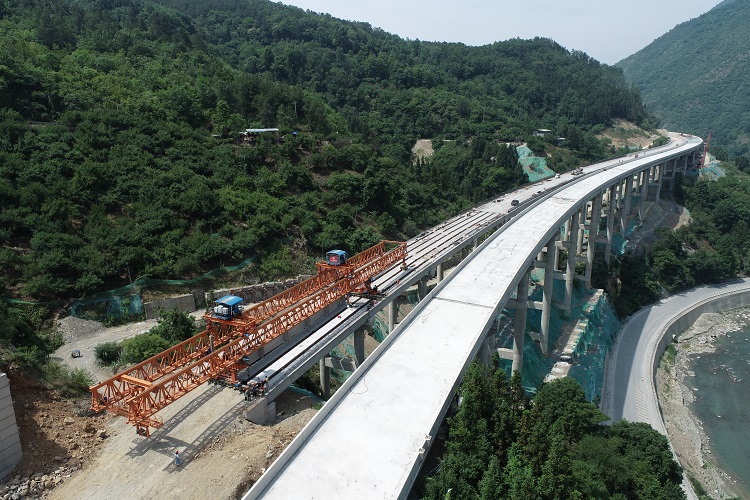 九綿高速公路LJ28合同段老官山特大橋雙幅順利貫通2.JPG