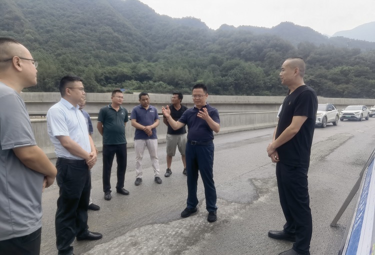 绵阳交通运输局局长谭谱调研九绵高速江油段工程建设情况2.jpg
