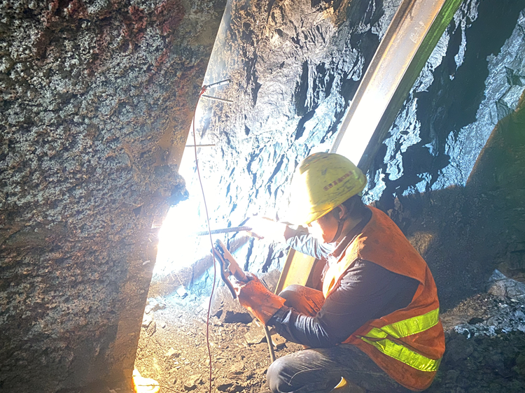 大凉山2号隧道进口施工照片 (4)_副本.jpg