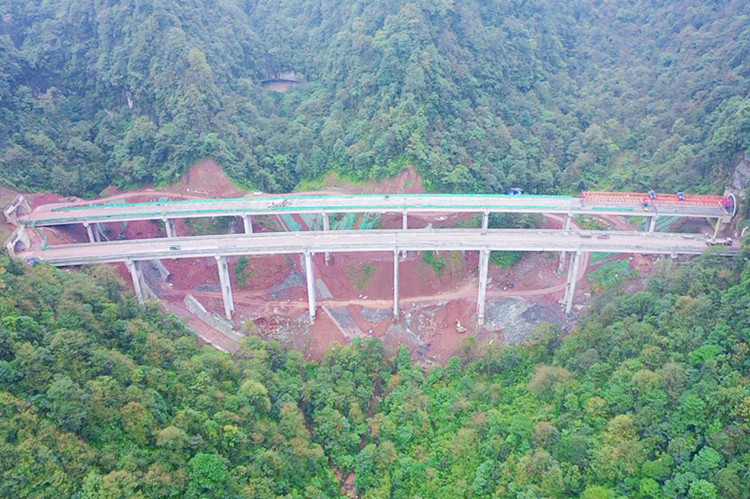 乐西高速S1-5分部罗山溪大桥双幅贯通_副本.jpg