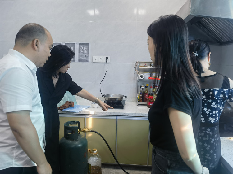 公司到辖区收费站开展燃气安全隐患专项检查_副本.jpg