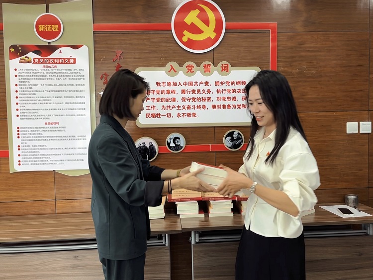 川高文旅公司党支部发放主题教育书籍，掀起学习宣贯高潮1.jpg