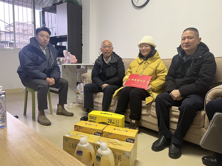 蜀道集团副总经理李永林一行走访慰问川高文旅公司困难职工22.jpg