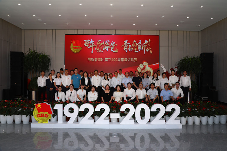 获奖合影_副本.jpg