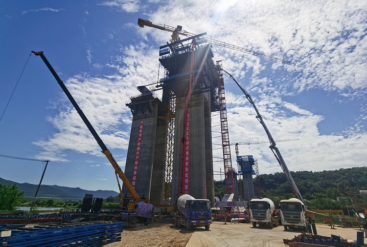 廣綿項目潼江河特大橋全線首個1號塊澆筑完成.jpg