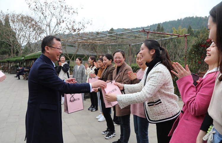公司领导给女职工发放节日慰问品.JPG