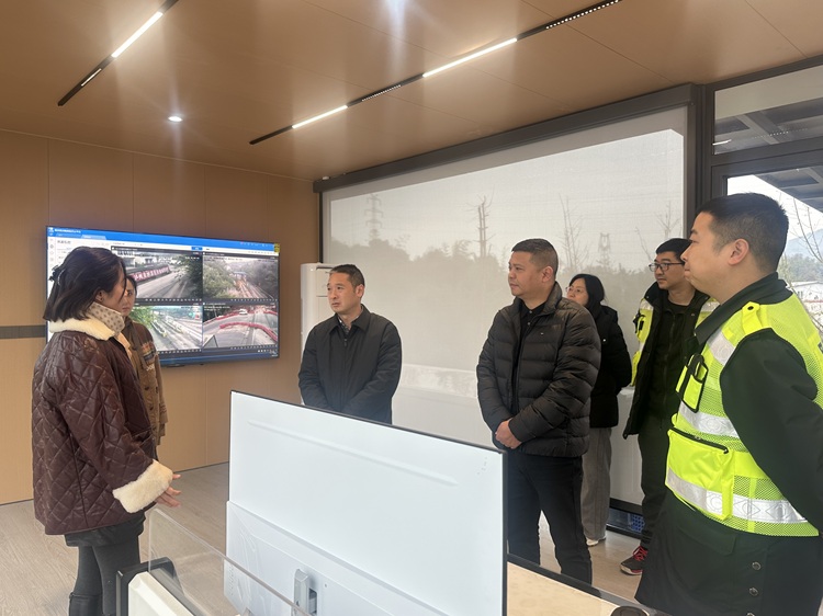 12.23川南公司党委副书记、董事、副总经理刘诗文调研渠坝收费站智慧云仓建设工作 - 副本.jpg