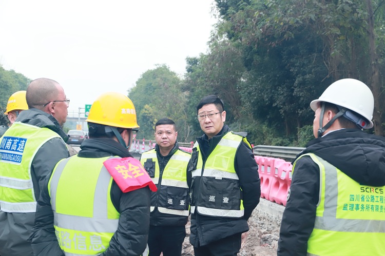 12.25【网站】公司副总经理何波赴一线调研智慧交通等重点项目建设2 - 副本.jpg