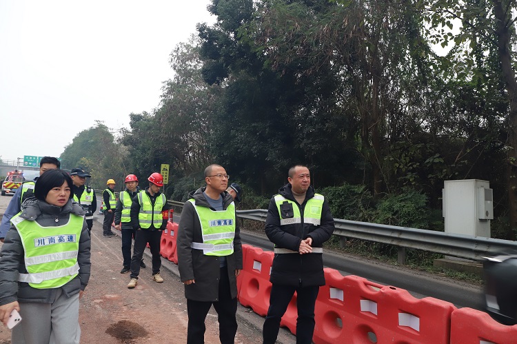 12.29【网站】公司党委委员、副总经理马亮带队督导检查G85银昆高速(内宜)宜宾辖区相关安全工作.JPG