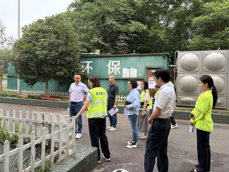 6.18【网站】川南公司副总经理叶建开展服务区安全风险整治“回头看”和节前安全包保检查4 - 副本.jpg