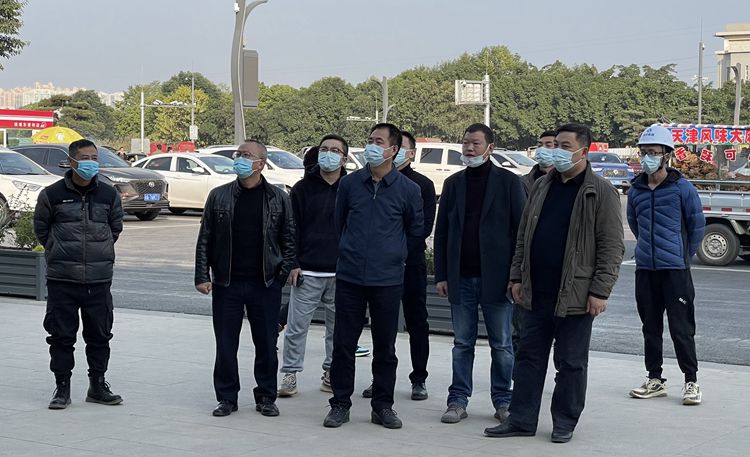 川西公司党委副书记、总经理刘小刚检查督导绕东服务区施工改造工作.jpg