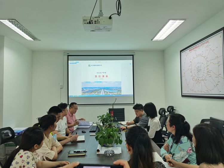 20220510川西公司养护部与路安部共同组织开展养护管理安全生产标准宣贯培训_副本.jpg