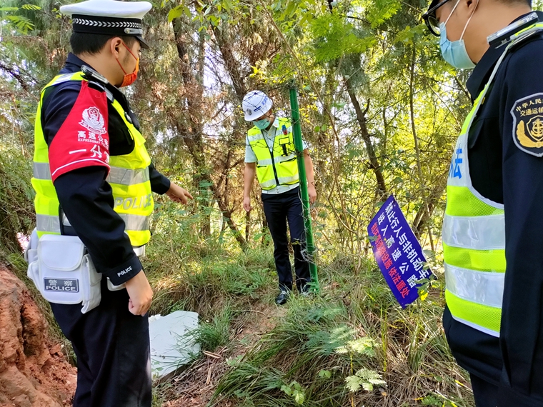 20221025渝蓉高速联合“一路三方”开展冬季道路安全隐患排查.doc_副本.jpg